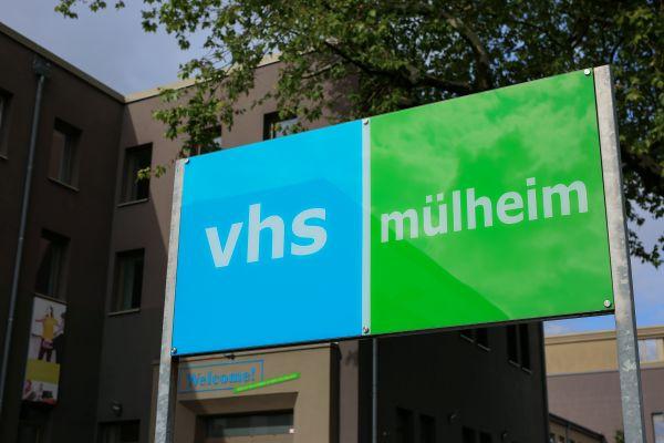 VHS Schild